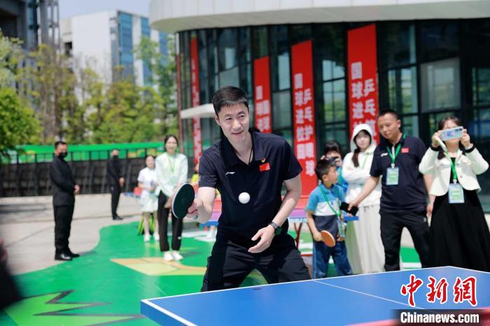 王励勤率国乒走进成都公园 公益活动传递乒乓精