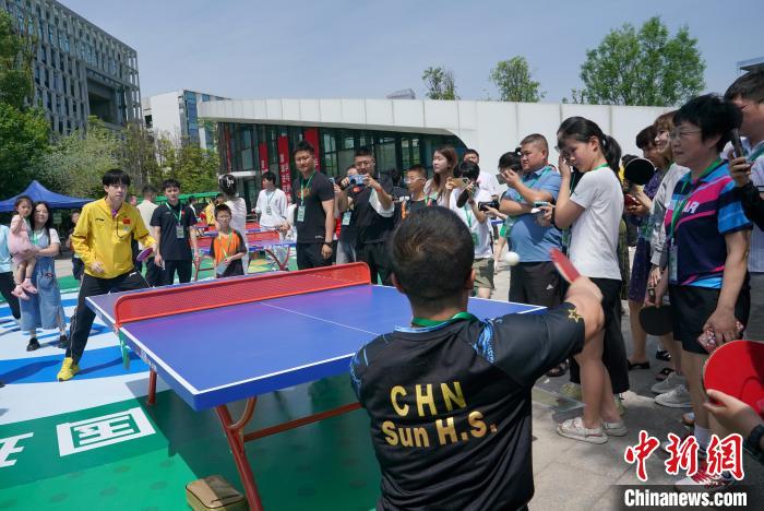 王励勤率国乒走进成都公园 公益活动传递乒乓精
