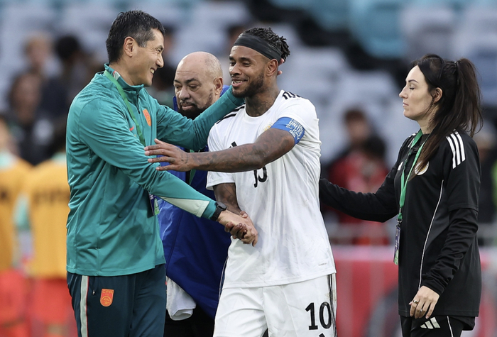 邵佳一执教首秀2-0力克世界杯球队 董路盛赞国足