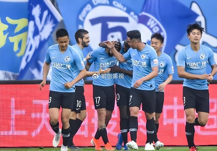 毛伟杰转型左后卫成大连英博新星 被誉中超马尔